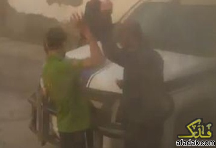 لقطة من الفيديو تظهر شرطي من ازلام ال خليفة وهو يصفع الرجل امام طفله !