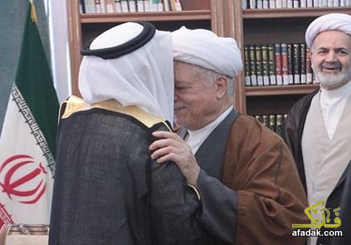 سفير السعودية بطهران عبدالرحمن الشهري يقبل رأس رفسنجاني