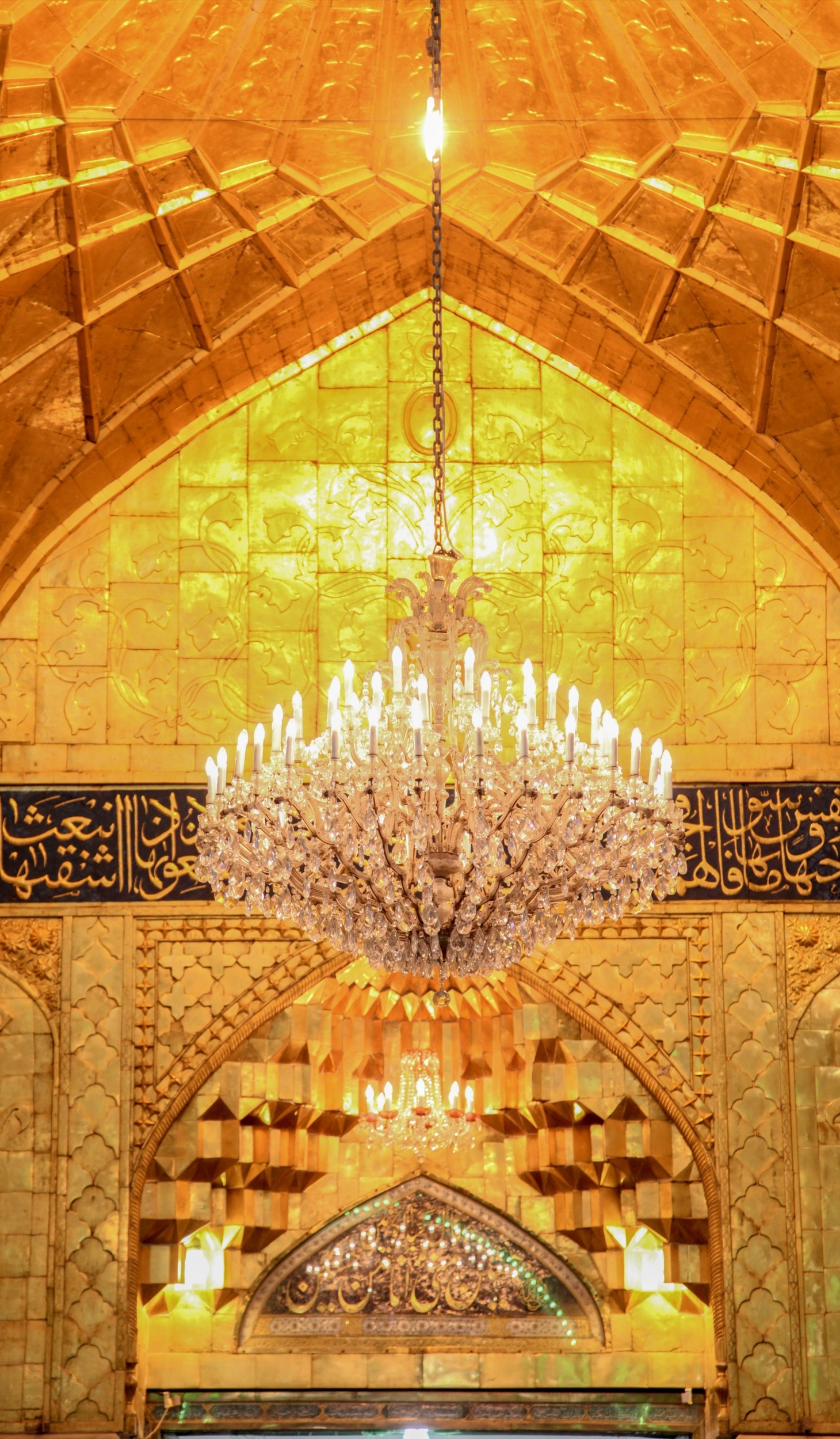 بابك يا سيدي ( يا حسين) امست واصبحت ملاذ الخائفين